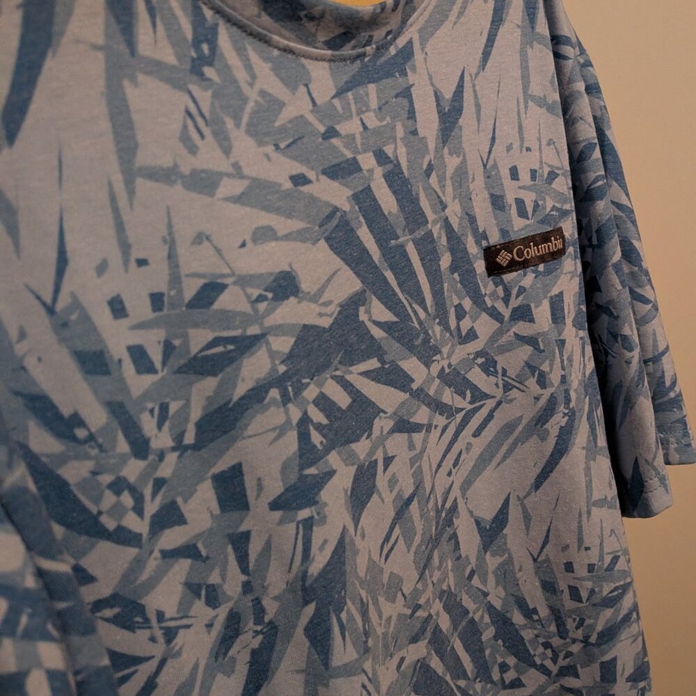 Columbia t-shirt in blue with palm leaf design size small